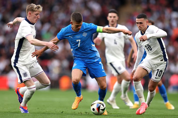 Jóhann Berg Guðmundsson í leik með íslenska landsliðinu á móti Englandi. Hann hefur leikið 99 landsleiki.