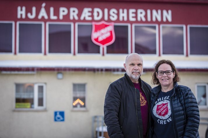 Hannes og Birna eru forstöðumenn Hjálpræðishersins á Akureyri og vilja aðstoða hinn brotlega með samtölum frekar en fangavist.