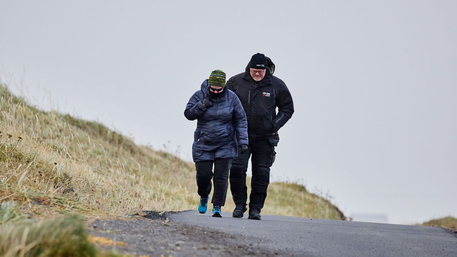 Á­fram austan­átt og kólnar í kvöld