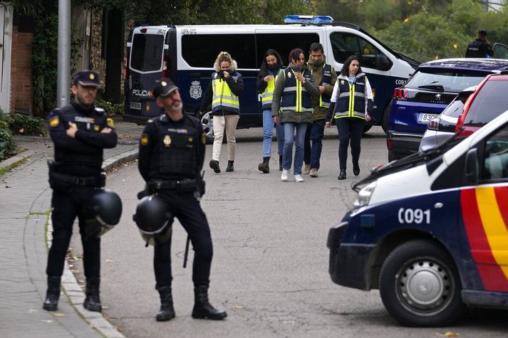 Lögreglumenn á ferð við sendiráð Úkraínu í Madrid í gær. Einn særðist þegar blossaði ákafleg upp úr bréfi sem barst sendiráðinu og var stílað á sendiherrann.