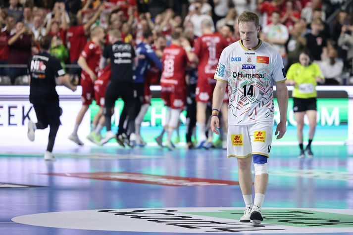 Ómar Ingi Magnússon gengur svekktur af velli eftir tapið fyrir Álaborg.