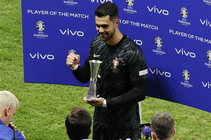 Diogo Costa var að sjálfsögðu kosinn besti maður leiksins. Hér er hann með verðlaun sín.