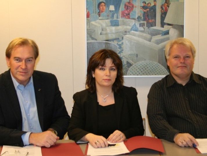 Ellisif Tinna Víðisdóttir fyrir hönd Varnarmálastofnunar Íslands
Pétur Jóhannsson fyrir hönd Reykjaneshafna
Árni Sigfússon staðfesti samninginn fyrir hönd Reykjanesbæjar.