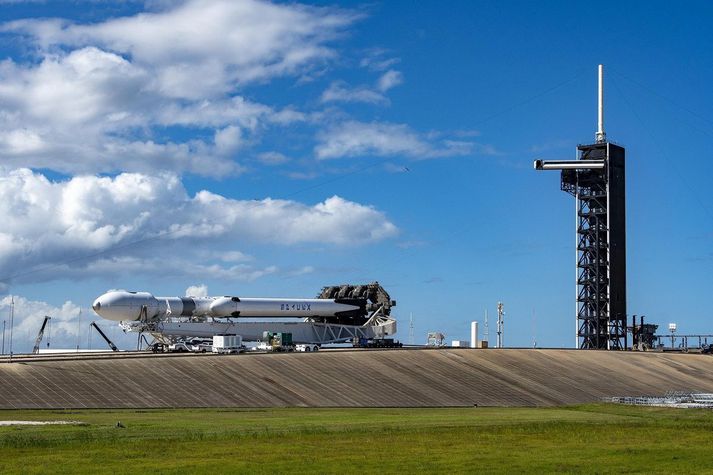 Falcon Heavy á leið á skotpall í Flórída.