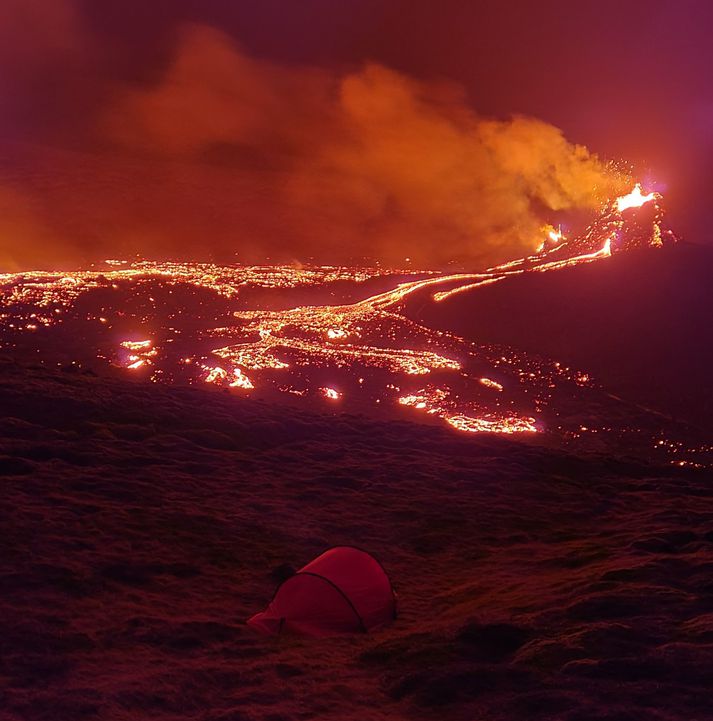 Einn þreyttur ferðalangur ákvað að leggja sig í tjaldi í Geldingadal í nótt.