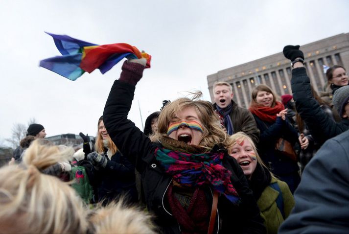 Bæði andstæðingar og fylgjendur tillögunnar voru saman komnir fyrir utan þinghúsið í Helsinki.