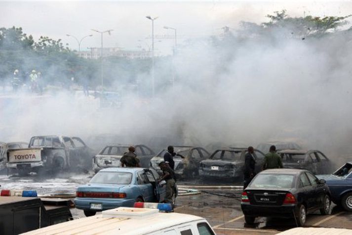 Ógnarsprengja sprakk við lögreglustöðina í Abuja í júní. Mynd/ AFP.