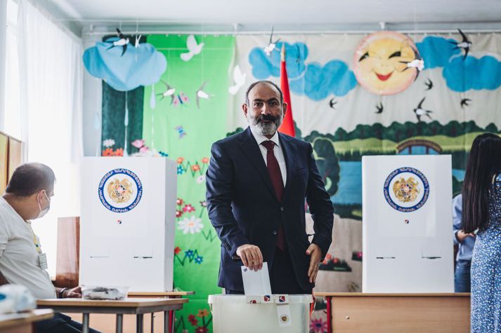 Nikol Pashinyan greiddi atkvæði í dag, sjálfum sér eflaust.