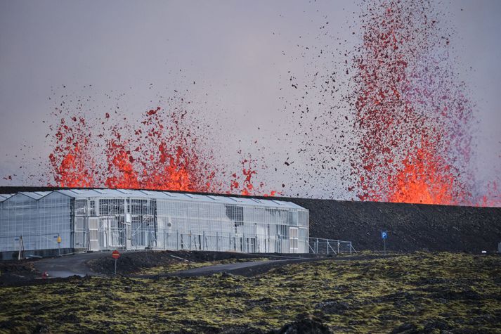 Enn er búist við eldgosi á Sundhnúksgígaröðinni. Óvissa um tímasetningu hleypur þó á nokkrum mánuðum miðað við hraða kvikusöfnunar. 