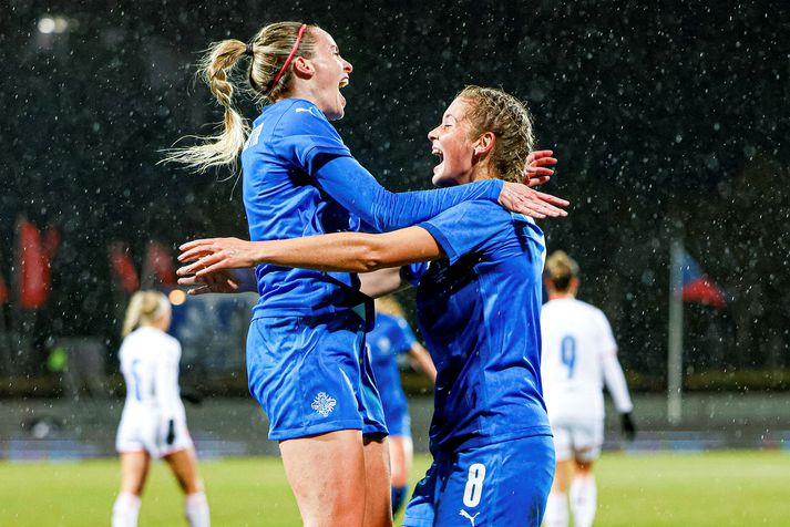 Berglind Björg Þorvaldsdóttir og Karólína Lea Vilhjálmsdóttir fagna eftir að hafa búið til fyrsta mark Íslands í 4-0 sigrinum gegn Tékklandi á föstudaginn.