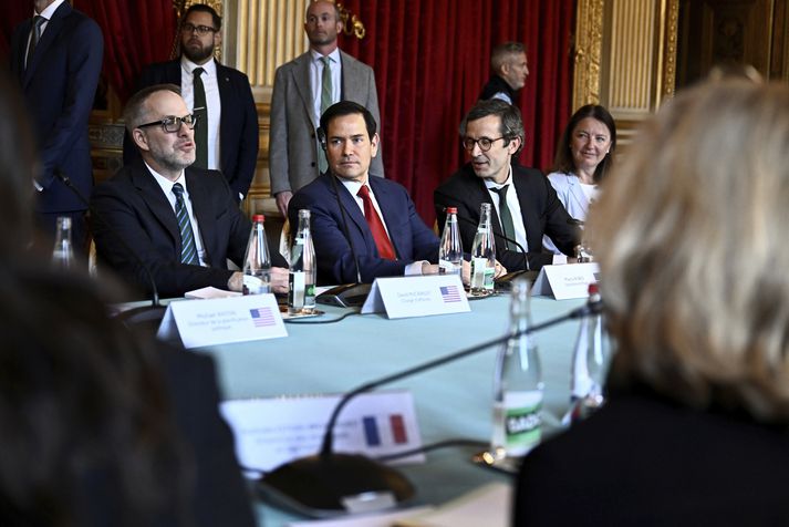 Marco Rubio, utanríkisráðherra Bandaríkjanna, (fyrir miðju) er orðinn óþolinmóður. Hann situr hér ásamt Gunter Sautter, stjórnmálasviðsstjóra þýska utanríkisráðuneytisins, á fundi um málefni Úkraínu í dag. 