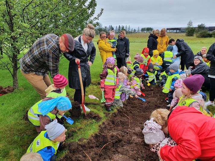 Leikskólabörn á Hvolsvelli sáu um að taka fyrstu skóflustungurnar af nýja leikskólanum með aðstoð forsvarsmanna Rangárþings eystra.