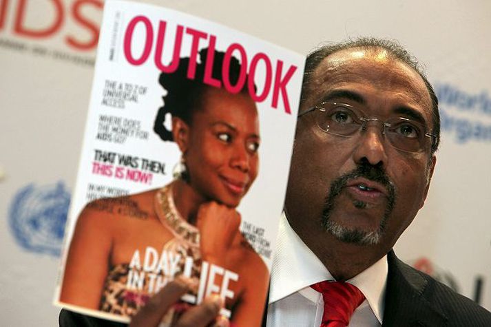 Skýrslan kynnt Michel Sidibe, framkvæmdastjóri Alnæmisstofnunar Sameinuðu þjóðanna, sýnir eintak af nýrri skýrslu um ástand alnæmisfaraldursins.fréttablaðið/AP