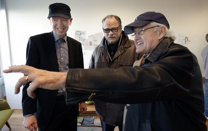 gítarar skoðaðir Samhliða tónleikunum í fyrra var opnuð gítarasýning í Tónlistarsafni Íslands. Hér eru Björn Thoroddsen, Jón Páll Bjarnason og Ólafur Gaukur Þórhallsson að virða fyrir sér einn safnmuninn.fréttablaðið/Vilhelm