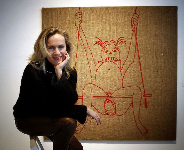 Kristín Gunnlaugsdóttir Kúvendir á sýningu sinni í sal Íslenskrar grafíkur.
fréttablaðið/gva
