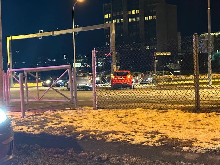 Áreksturinn varð á gatnamótum Kringlumýrarbrautar og Miklubrautar.