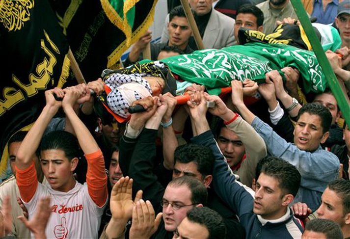 Palestínskur piltur borinn til grafar í Nablus í dag en hann særðist í árásum Ísraelshers í bænum í síðustu viku.
