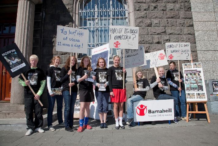 Fulltrúar Barnaheilla tóku vel á móti vegfarendum á Lækjartorfi í dag.