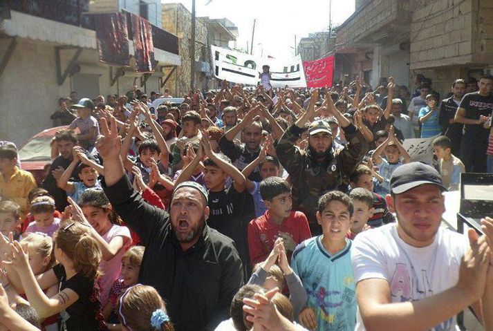 Stjórnvöldum í Sýrlandi var mótmælt í þorpinu Sarmada í Idlib-héraði í norðurhluta Sýrlands í gær. 
fréttablaðið/ap