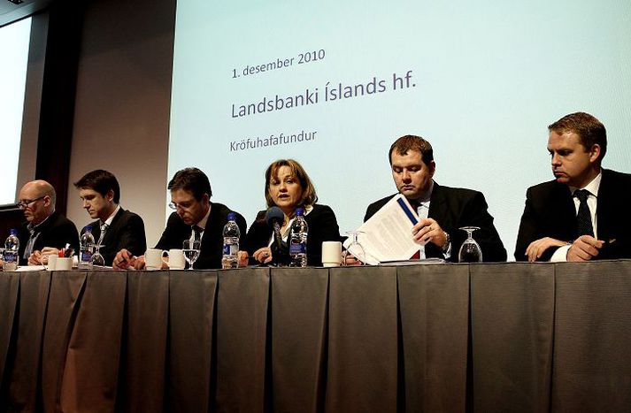 Lagasetningin var sett í kjölfar ábenendingar frá slitastjórn Landsbankans. Máli hennar á hendur spænskum banka hafði verið vísað frá vegna þess að bankinn átti ekki varnarþing á Íslandi.