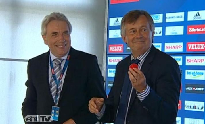 Félagarnir frekar neyðarlegir með kúluna erfiðu.