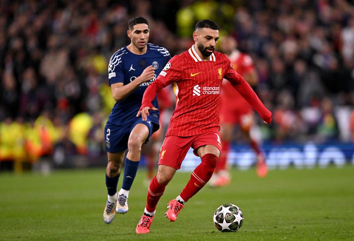 Achraf Hakimi eltir Mohamed Salah í leik Liverpool og Paris Saint-Germain í Meistaradeildinni þar sem PSG sló út Liverpool á dramatískan hátt.