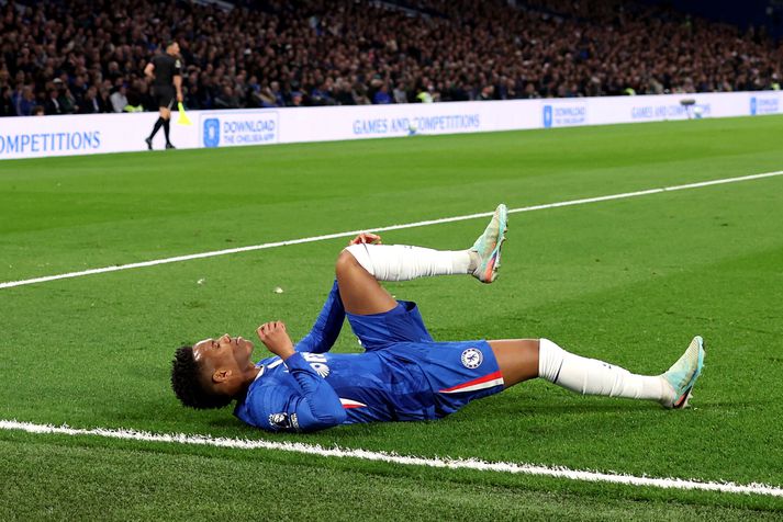 Estevao liggur meiddur á vellinum en hann gerði sér strax grein fyrir að þetta væri alvarleg tognun.