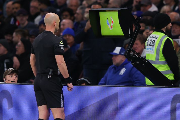 Dómarinn Anthony Taylor fer á skjáinn á leik Chelsea og Arsenal í ensku úrvalsdeildinni.