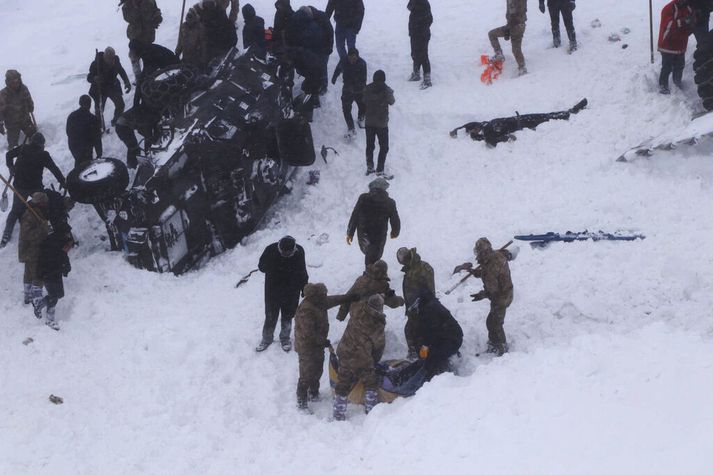 Björgunarlið grefur eftir fólki í snjóflóðinu nærri bænum Bahcesehir.