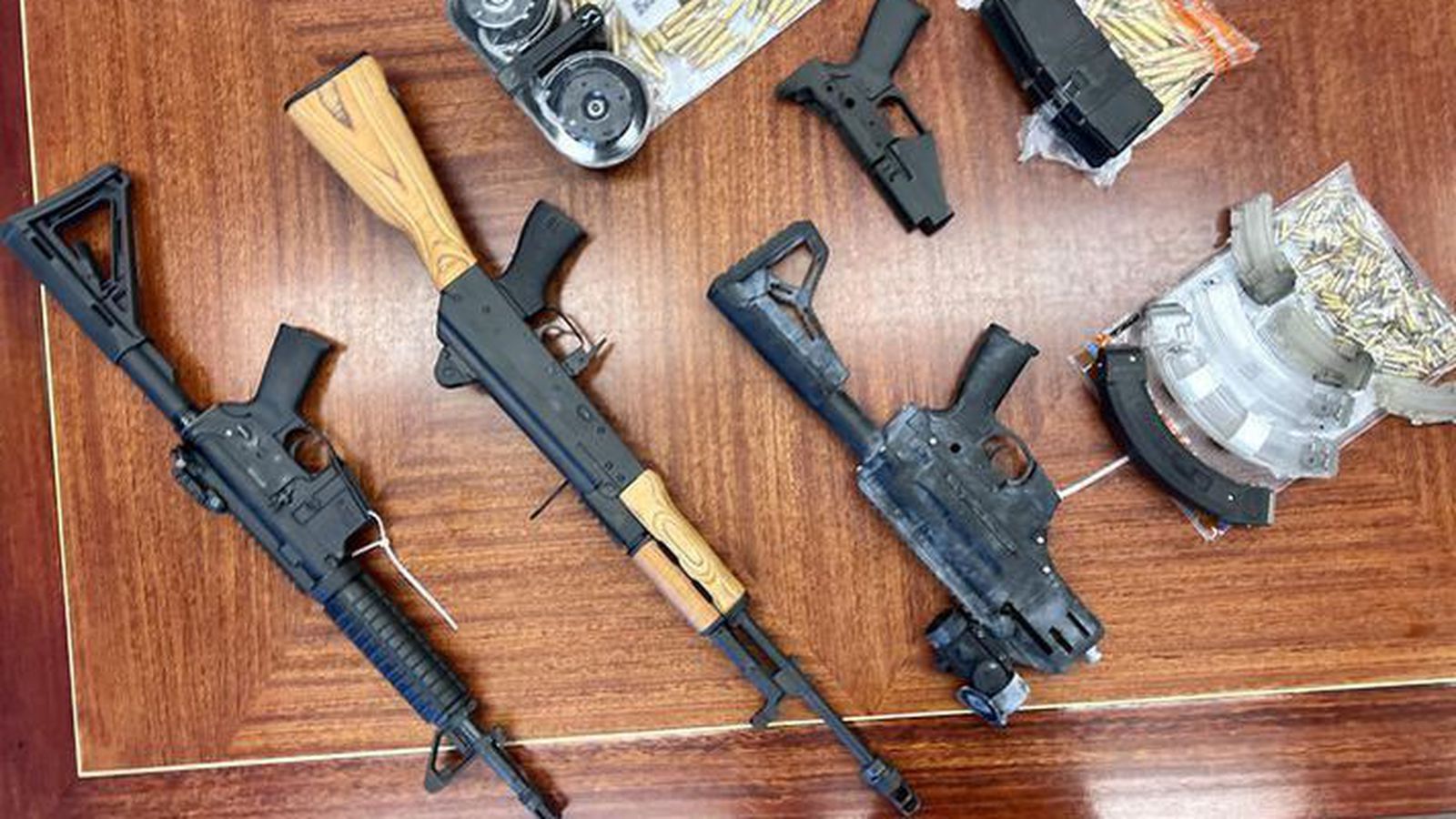 Faðir ríkislögreglustjóra sagður hafa selt ólöglega hálfsjálf ...