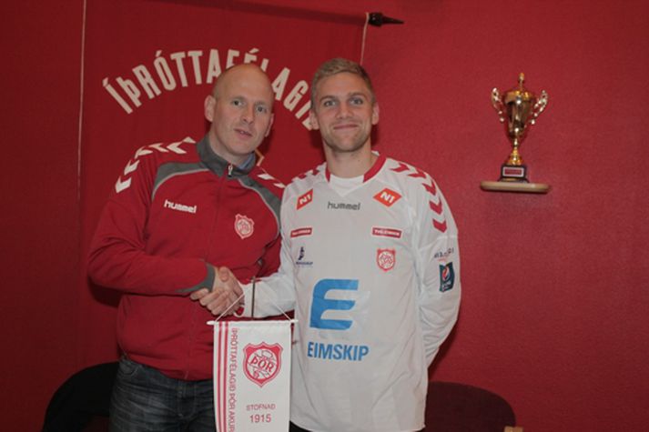 Sveinn Elías eftir undirskriftina í kvöld.