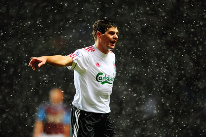 Steven Gerrard í snjókomunni í kvöld.