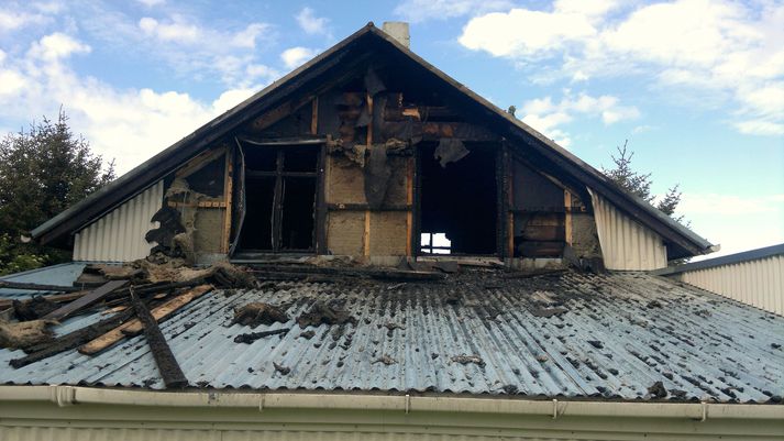 Konan féll sex metra til jarðar þegar hún forðaði sér út úr brennandi húsinu.