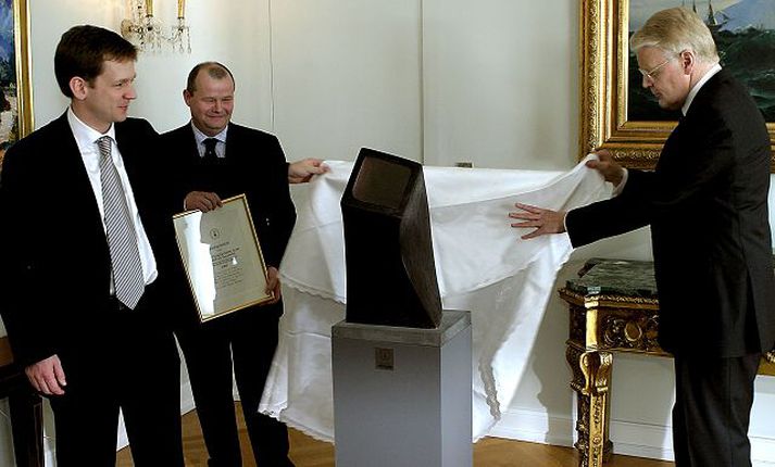 á góðri stundu Ólafur Ragnar Grímsson forseti veitti Kaupþingi útflutningsverðlaun árið 2005. Hreiðar Már Sigurðsson og Sigurður Einarsson veittu verðlaununum viðtöku. Hreiðar situr nú í gæsluvarðhaldi og Sigurður er eftirlýstur af Interpol.