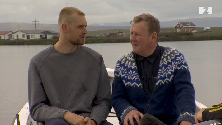 Tryggvi Snær Hlinason í viðtalinu. Bæjarhúsin í Svartárkoti í baksýn.