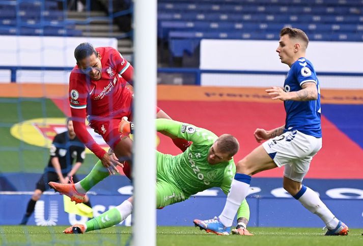 Virgil van Dijk mun ekki spila með Liverpool næstu mánuðina eftir þessa tæklingu Jordan Pickford.