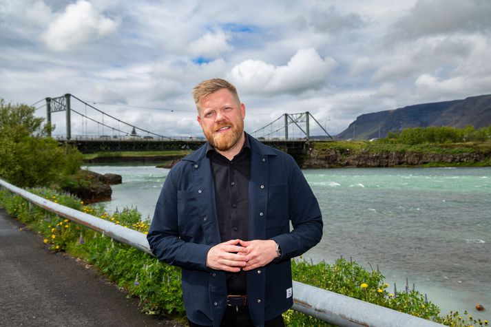 Davíð Lúther Sigurðsson rekur nokkra veitingastaði og skemmtistaði í Kringlunni og á Selfossi og sér líka um miðbæinn á Selfossi. Hann vaknar klukkan 07.03 og byrjar daginn með svo hressilegri tónlist að flestir myndu hringja í lögregluna og kvarta undan hávaða.