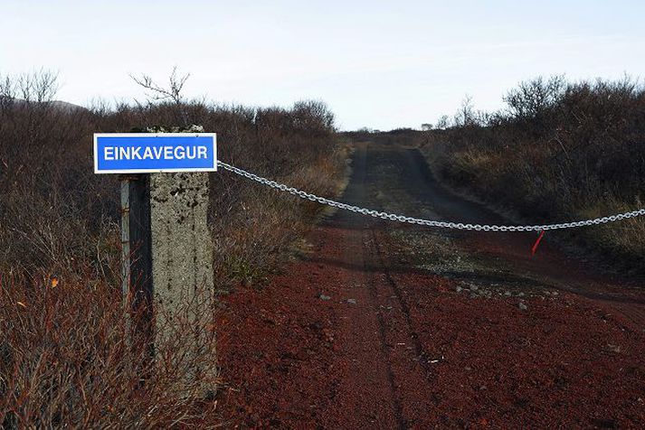 Þingvallanefnd sættir sig ekki við að eigandi þriggja bústaða í Gjábakkalandi loki á almenning með keðjum og bannskiltum.Fréttablaðið/Vilhelm