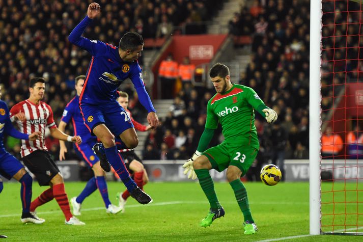 Robin van Persie skorar annað mark sitt í leiknum úr þröngu færi.