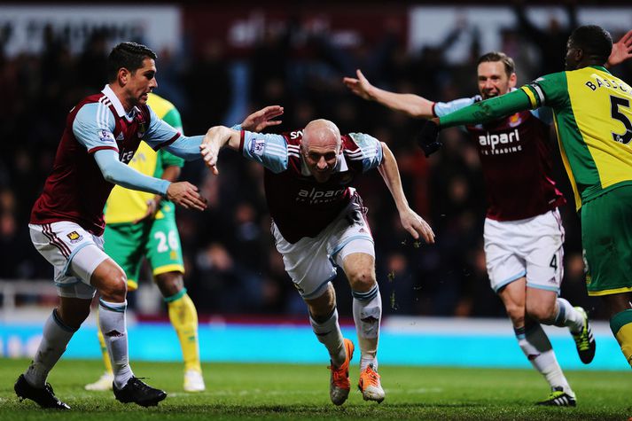 James Collins fagnar hér marki sínu.
