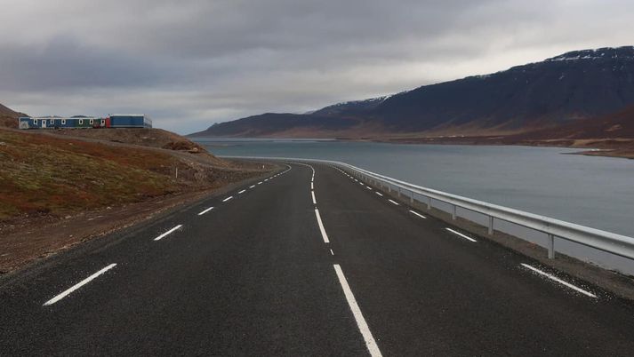 Nýi vegurinn milli Dýrafjarðarbrúar og Dýrafjarðarganga. Búið er að mála veglínur á akbrautina og vegrið er komið upp í vegkantinum.