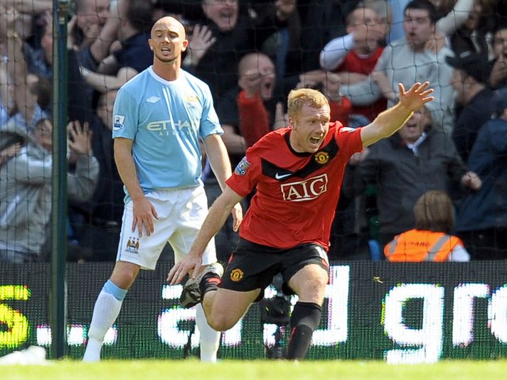 Paul Scholes fagnar sigurmarki sínu á móti City síðasta vor.