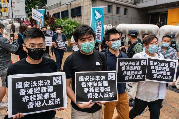 Baráttumenn fyrir auknu lýðræði í Hong Kong hafa þegar mótmælt gjörningnum og óttast er að ný mótmælaalda blossi upp.