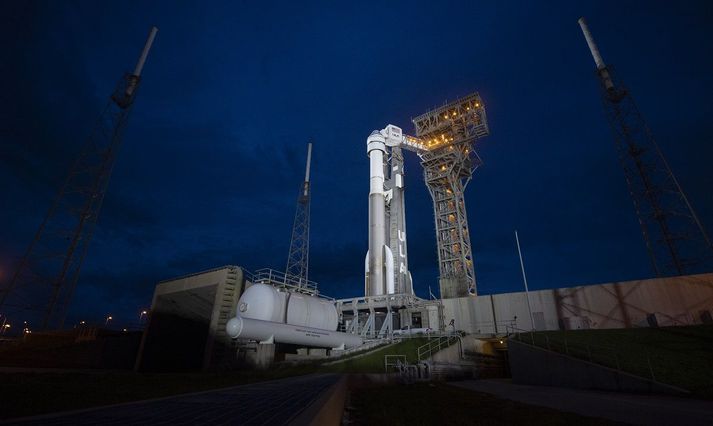 Starliner á toppi Atlas-V geimflaugar í Flórída í nótt.