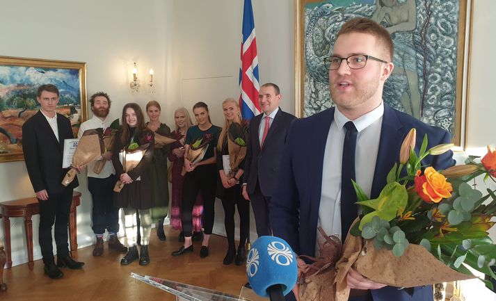 Halldór Bjarki með verðlaun sín á Bessastöðum í dag.