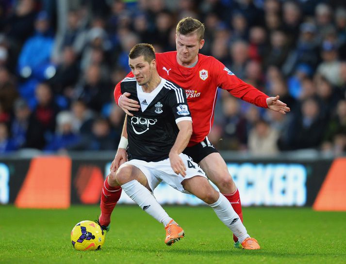 Aron Einar í baráttu við Morgan Schneiderlin, leikmann Southampton, á öðrum degi jóla.