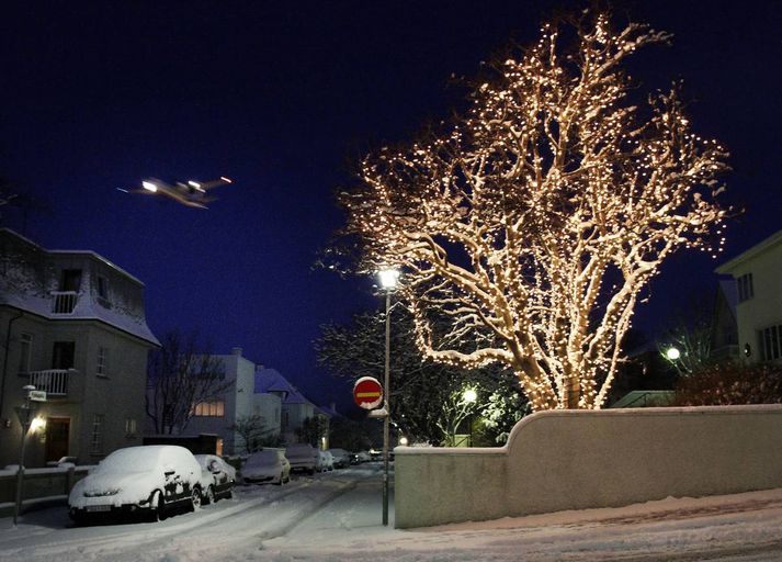 Það var jólalegt í Þingholtunum í morgun þegar flugvél bjó sig undir að lenda á Reykjavíkurflugvelli.