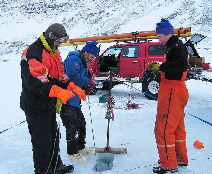 Rannsóknarmenn bora í Hvítárvatn í Langjökli. Mynd/Áslaug Geirdóttir