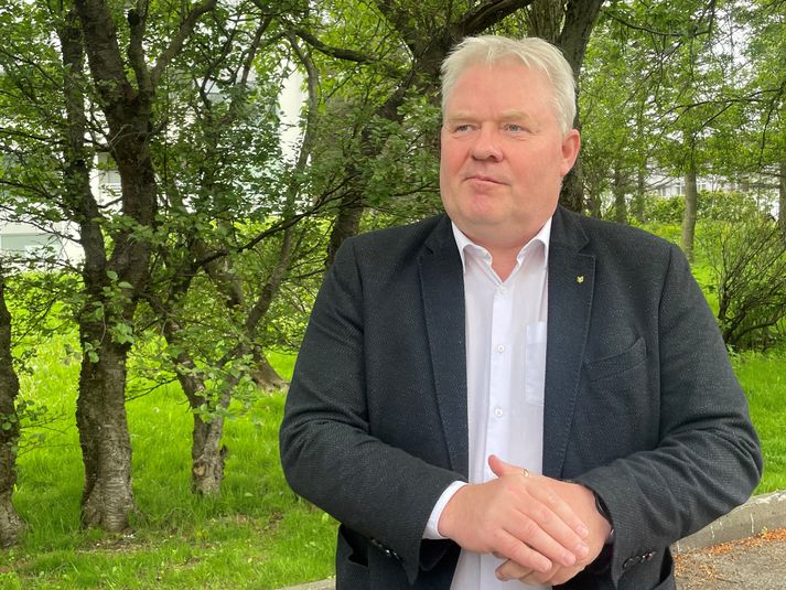 Sigurður Ingi Jóhannsson innviðaráðherra og formaður Framsóknarflokksins fer með flugmál, skipulagsmál og sveitarstjórnarmál í ríkisstjórn landsins.