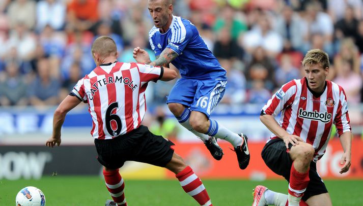 Nicklas Bendtner og Lee Cattermole reyna hér að stoppa Raul Meireles hjá Chelsea.